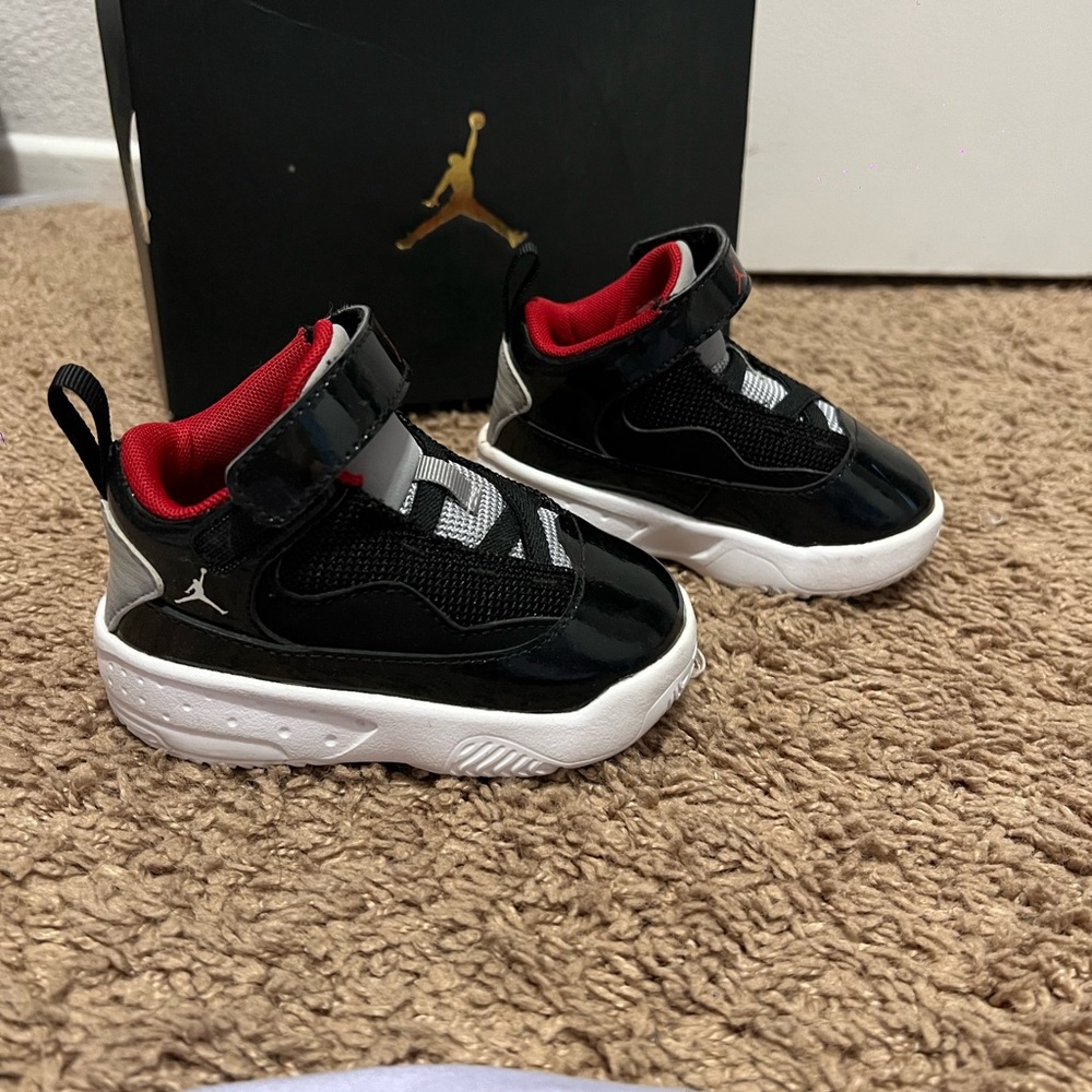 Jordan Max aura 2 size 5c